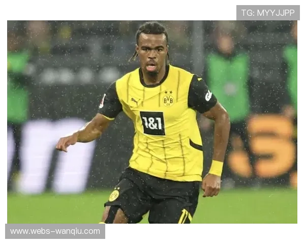 小球迷举牌“绝平英雄”，丘库埃梅卡赛后签名互动